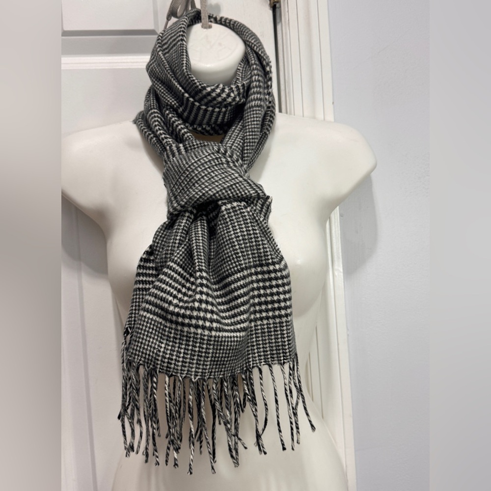 V. FRAAS Cashmink Houndstooth Scarf in Black and white